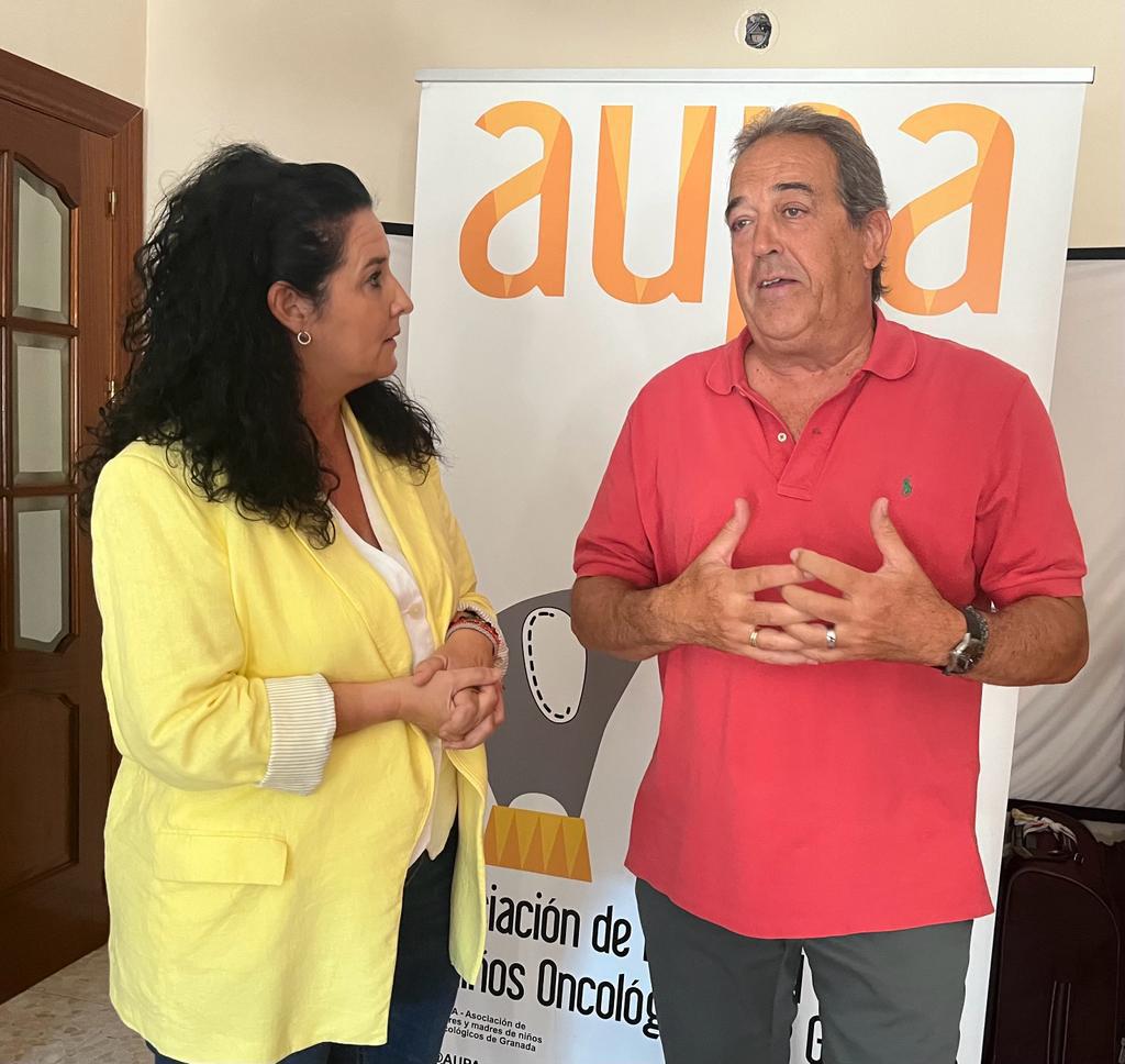 Iluminación de color dorado para mostrar el apoyo a la lucha contra el cáncer infantil por parte de la Diputación de Granada